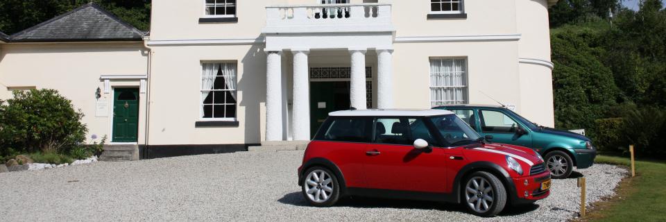 Mini Cooper in front of an English mansion (?)